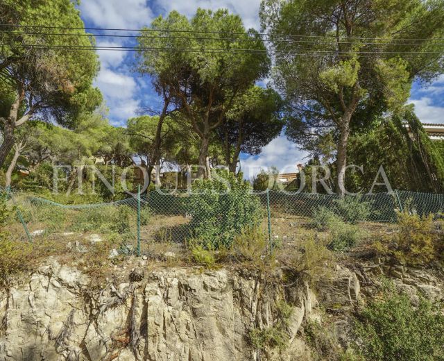 Terreno cercano al pueblo con sol todo el día en Cabrils (Ref. 02029)