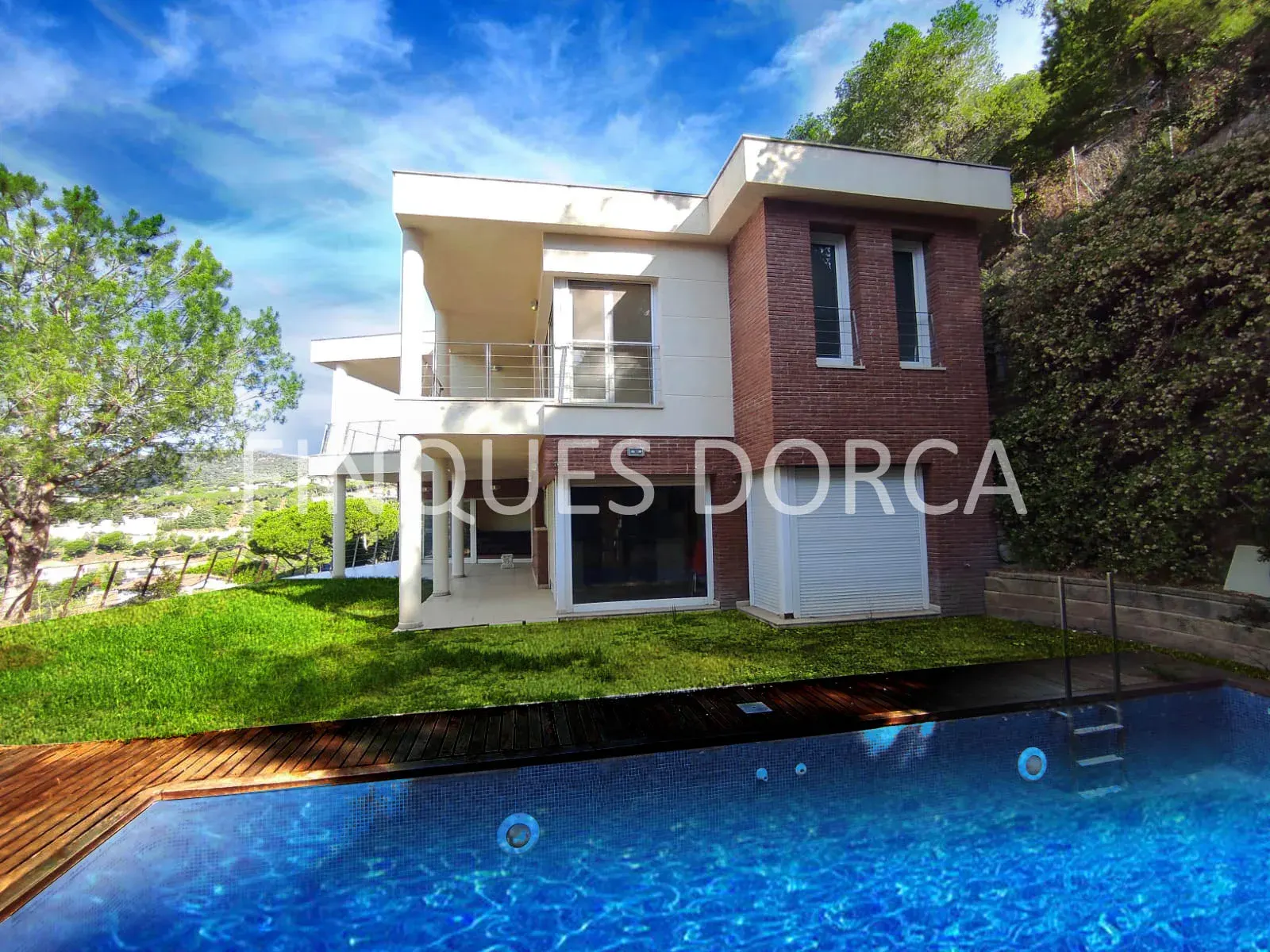 Unifamiliar a cuatro vientos con jardín, piscina y vistas al mar