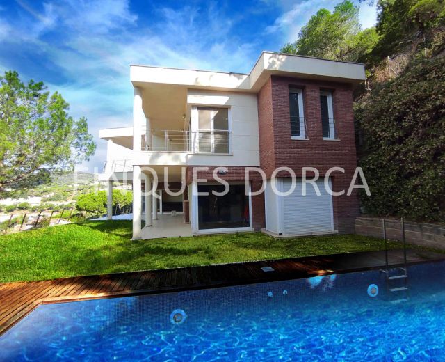 Unifamiliar a cuatro vientos con jardín, piscina y vistas al mar en Cabrils (Ref. 02146)
