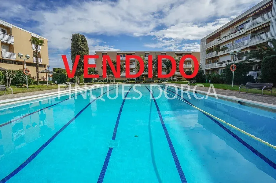 Piso reformado en Cabrils II con piscinas y tenis