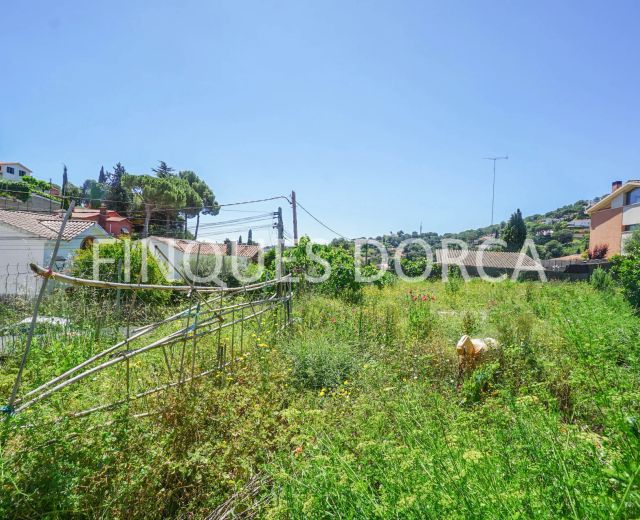 Terreno para dos casas en la urbanización La Llobera en Cabrils (Ref. 02166)
