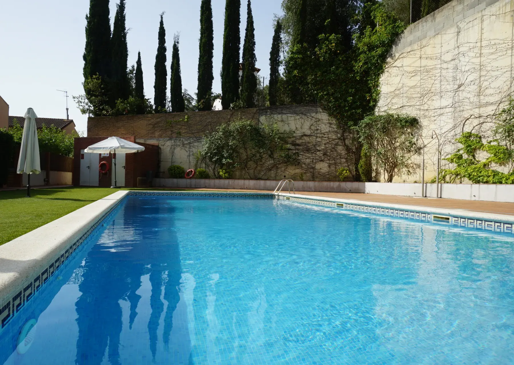 Casa adosada con jardín y piscina comunitaria en Cabrils