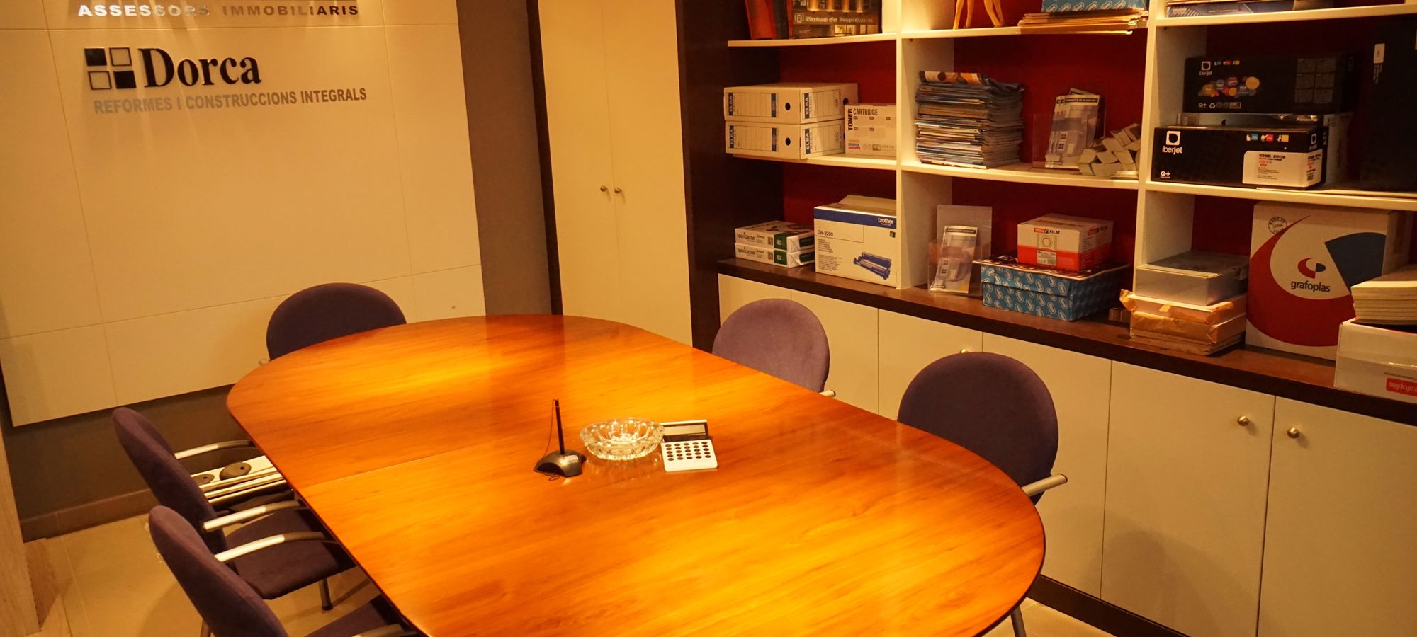 Sala de reuniones de la oficina de Finques Dorca en Cabrils