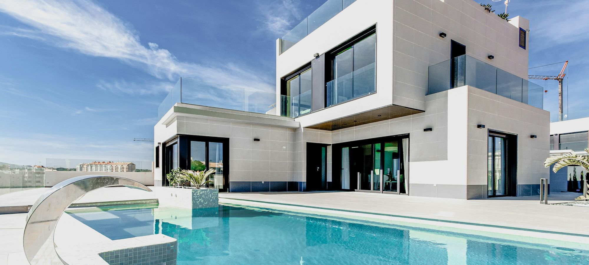 Fachada de una vivienda moderna con jardín